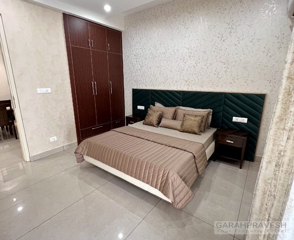 Fully furnished 3BHK designer flat for sale in Zirakpur with brand new furniture, lift access, modular kitchen, and spacious layout in a gated society near Patiala Road.