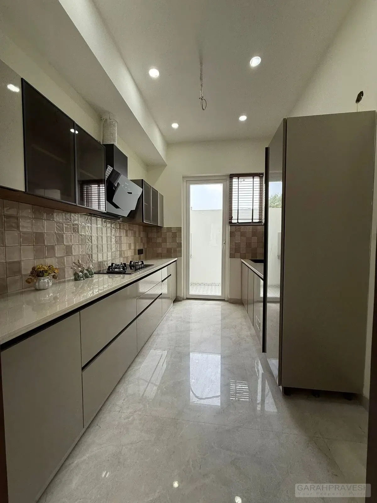 Independent 3BHK Duplex Villa for Sale in Gates Society Zirakpur – 2100 sq.ft. RERA approved, semi-furnished, clubhouse, parks, kids play area, 2 car parkings, near possession, safest green location, direct Patiala Highway connectivity – Contact Garah Pravesh 7087949434