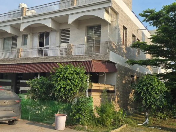 227 Gaz Independent Villa for Sale in Chandigarh Royale City – Corner Park Facing, Gated Society, Vastu Compliant, 5 Car Parking, Solar Panel – Exclusive Deal with Garah Pravesh 8054489494