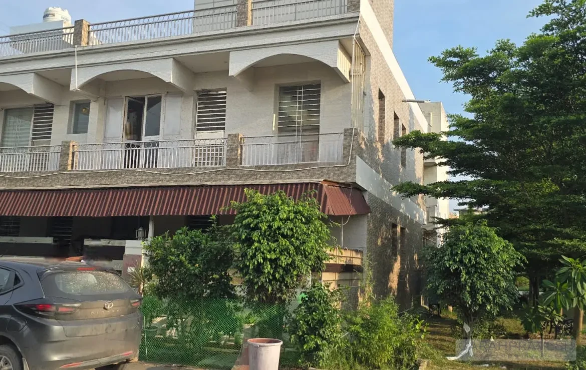 227 Gaz Independent Villa for Sale in Chandigarh Royale City – Corner Park Facing, Gated Society, Vastu Compliant, 5 Car Parking, Solar Panel – Exclusive Deal with Garah Pravesh 8054489494