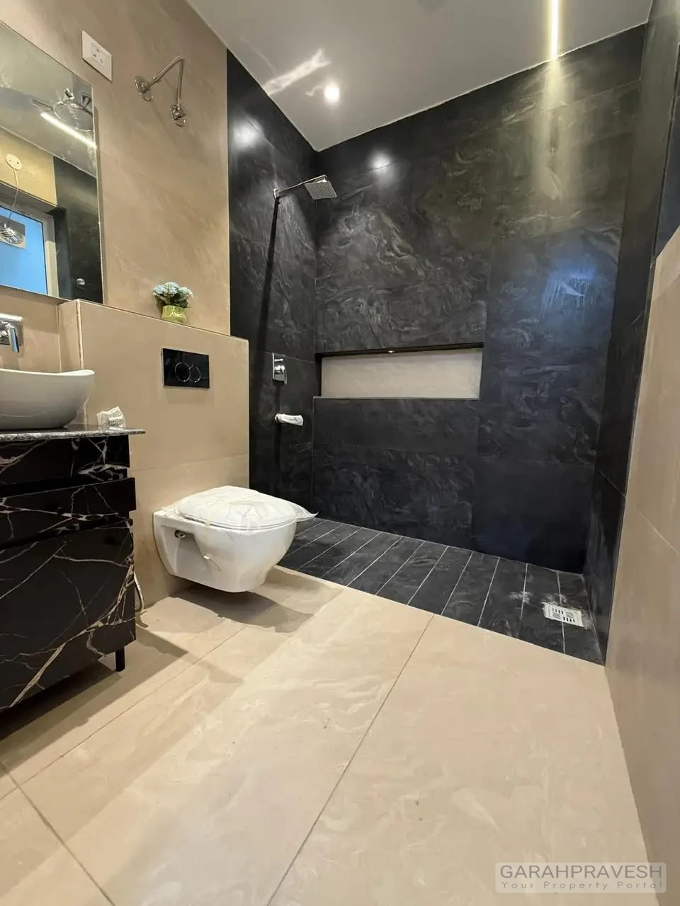 3BHK flats for sale in Green Paradise Zirakpur with lift, store, roof rights, gated community, clubhouse, parks, ready-to-move apartments – Best deals with Garah Pravesh 7087949434