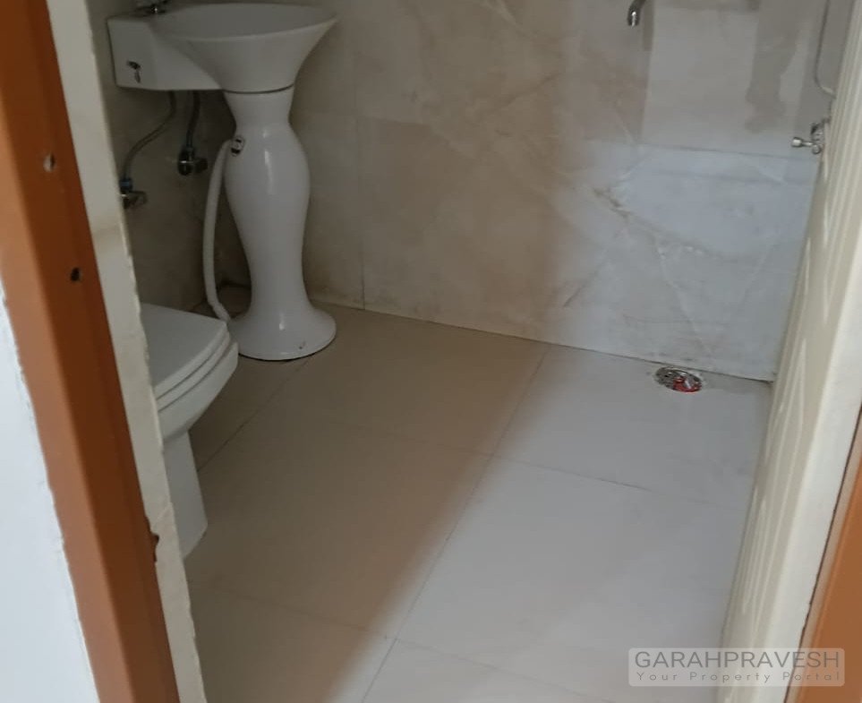 Independent 4BHK villa for sale in Kharar Sector 124 – 105 gaj, 2.5 floors, North-East facing, wide road, prime location, call Garah Pravesh 7087949434
