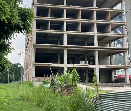 Independent commercial building for sale in Zirakpur on NH-22 near Cosmo Mall – prime location with 1 lakh sq ft built-up area, G+5 floors.