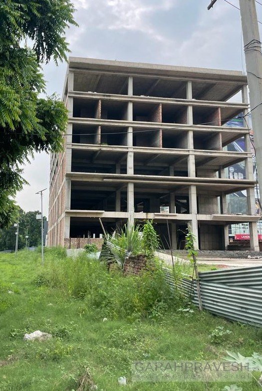 Independent commercial building for sale in Zirakpur on NH-22 near Cosmo Mall – prime location with 1 lakh sq ft built-up area, G+5 floors.