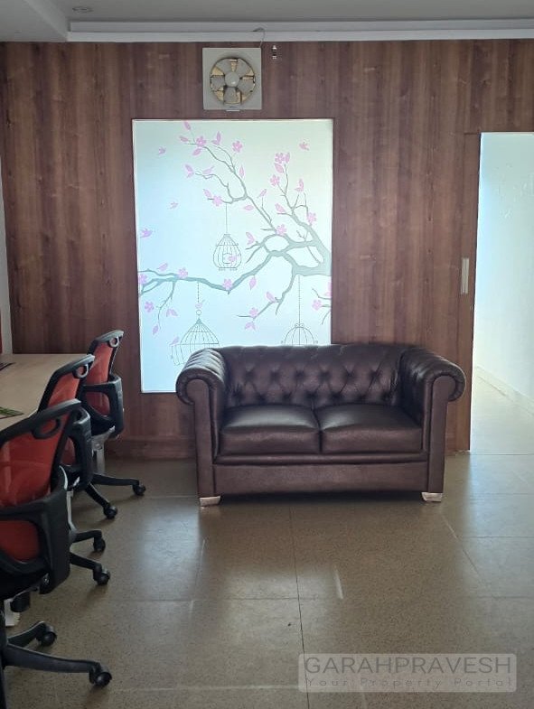 Premium fully furnished 530 sq ft office on Patiala Road, Zirakpur. Rent 20k/month, sale ₹45L. Call Garah Pravesh 7087949434 for best deals.