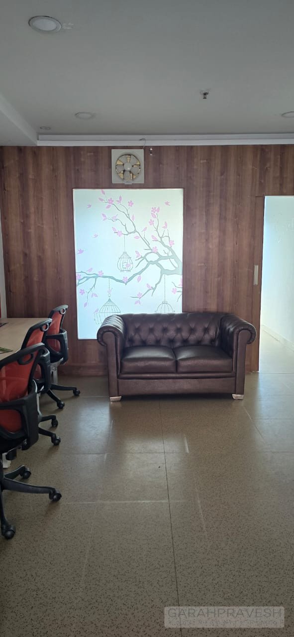 Premium fully furnished 530 sq ft office on Patiala Road, Zirakpur. Rent 20k/month, sale ₹45L. Call Garah Pravesh 7087949434 for best deals.