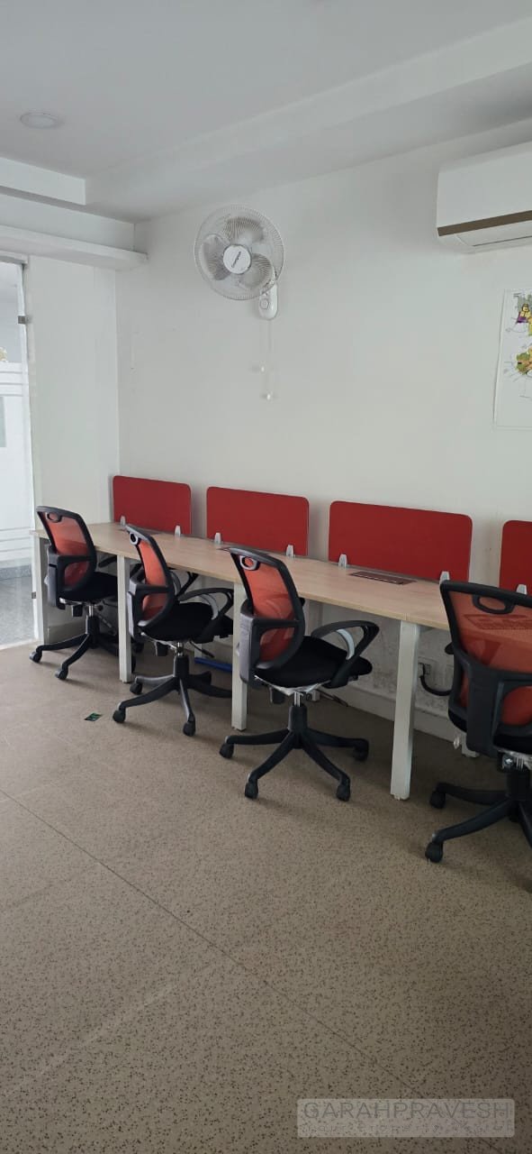 Premium fully furnished 530 sq ft office on Patiala Road, Zirakpur. Rent 20k/month, sale ₹45L. Call Garah Pravesh 7087949434 for best deals.