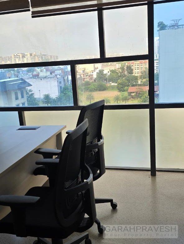Premium fully furnished 530 sq ft office on Patiala Road, Zirakpur. Rent 20k/month, sale ₹45L. Call Garah Pravesh 7087949434 for best deals.