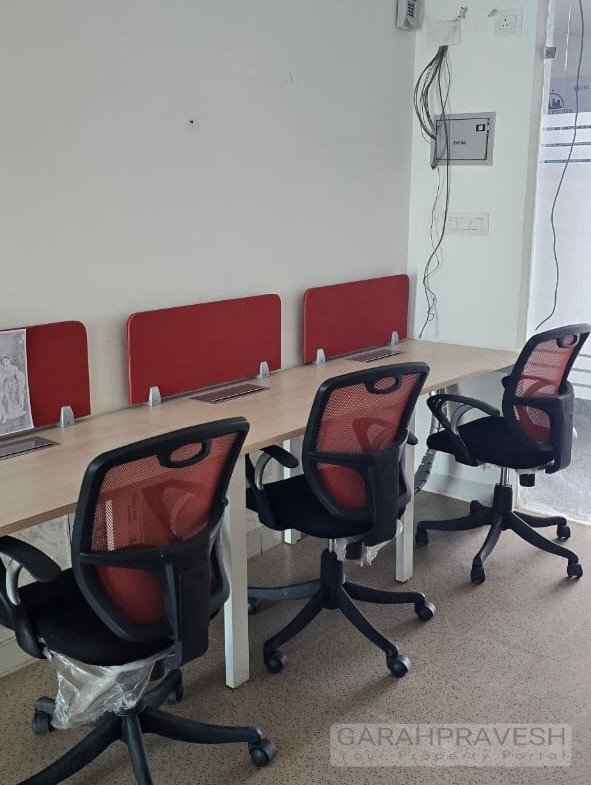 Premium fully furnished 530 sq ft office on Patiala Road, Zirakpur. Rent 20k/month, sale ₹45L. Call Garah Pravesh 7087949434 for best deals.