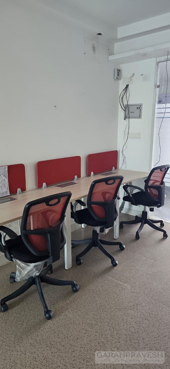 Premium fully furnished 530 sq ft office on Patiala Road, Zirakpur. Rent 20k/month, sale ₹45L. Call Garah Pravesh 7087949434 for best deals.