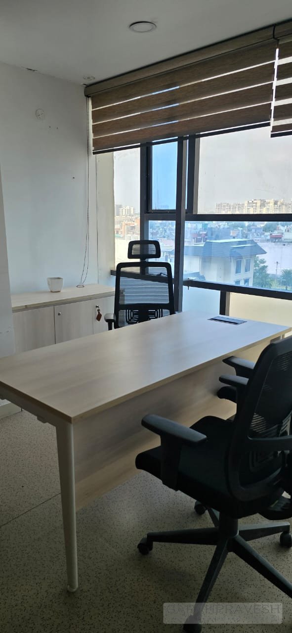 Premium fully furnished 530 sq ft office on Patiala Road, Zirakpur. Rent 20k/month, sale ₹45L. Call Garah Pravesh 7087949434 for best deals.