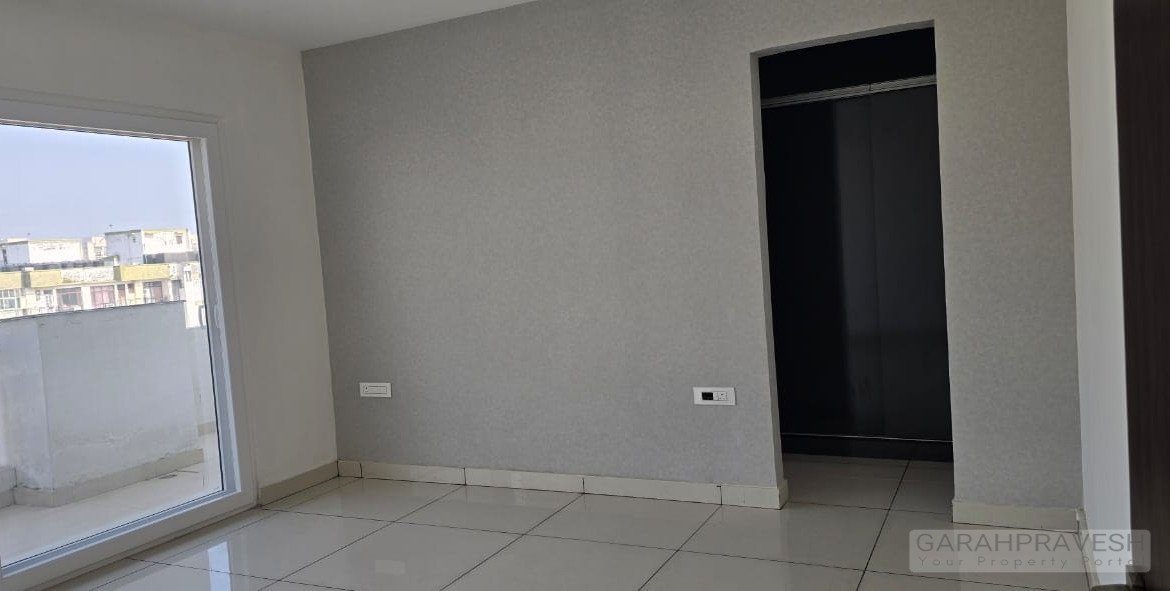 Luxury 4BHK Penthouse for Sale in Hermitage Centralis Zirakpur – 3400 sqft ready-to-move penthouse with modern amenities, park-facing views, and premium VIP Road location