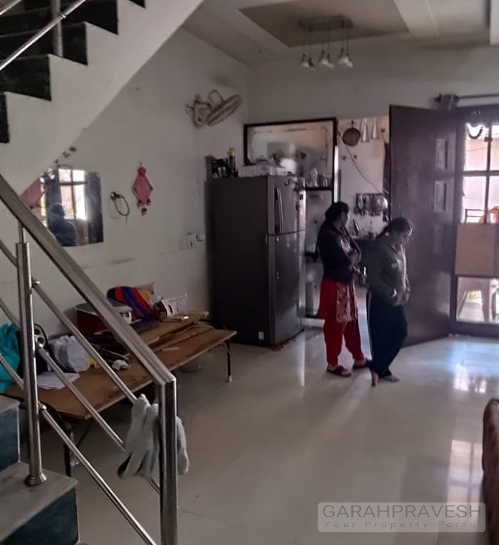 3BHK duplex villa for sale in Jarnail Enclave 2 Zirakpur, 113 gaz semi-furnished independent house with modular kitchen, spacious rooms, roof rights, and excellent connectivity.