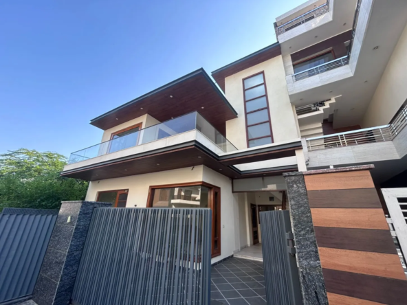 6BHK independent villa in Aerocity Mohali with modern elevation, 12 Marla ready-to-move property for sale by Garah Pravesh